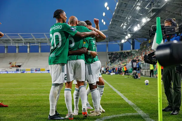 Radomiak oyuncuları, Radomiak Radom ve Pogon Szczecin (Maciej Rogowski) takımları arasındaki PKO BP Ekstraklasa maçında Capita Capemba 'dan gol üstüne gol atarken görüldü.)