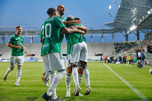Radomiak oyuncuları, Radomiak Radom ve Pogon Szczecin (Maciej Rogowski) takımları arasındaki PKO BP Ekstraklasa maçında Capita Capemba 'dan gol üstüne gol atarken görüldü.)