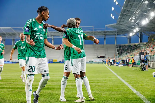 Joao Pedro, Bruno Jordao ve Capita Capemba, Radomiak Radom ve Pogon Szczecin (Maciej Rogowski) takımları arasındaki PKO BP Ekstraklasa maçında gol attıktan sonra kutlama yaparken görüldü.)