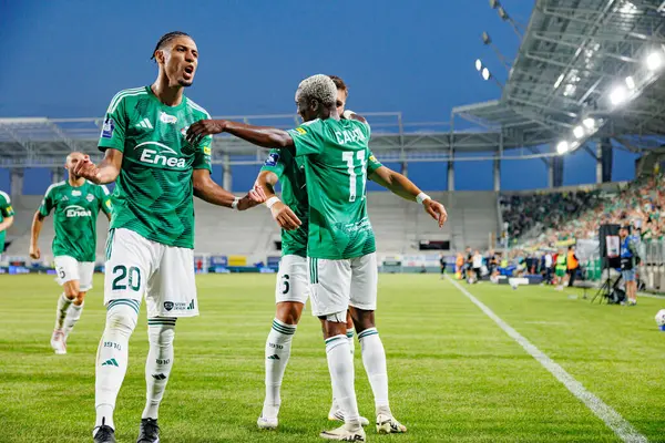 Joao Pedro, Bruno Jordao ve Capita Capemba, Radomiak Radom ve Pogon Szczecin (Maciej Rogowski) takımları arasındaki PKO BP Ekstraklasa maçında gol attıktan sonra kutlama yaparken görüldü.)