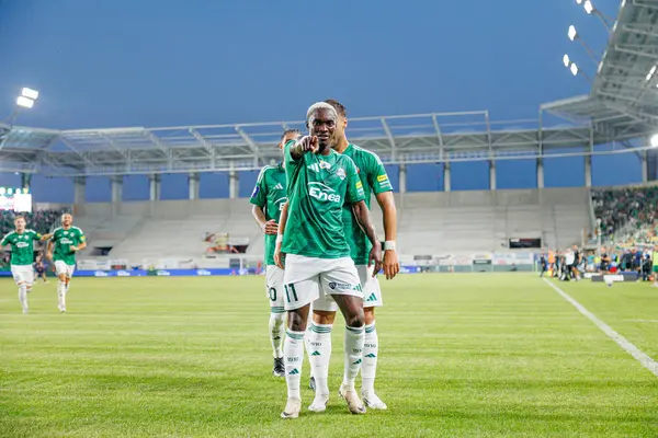 Capita Capemba, PKO BP Ekstraklasa maçında Radomiak Radom ve Pogon Szczecin (Maciej Rogowski) takımları arasında attığı golü kutlarken görülüyor.)