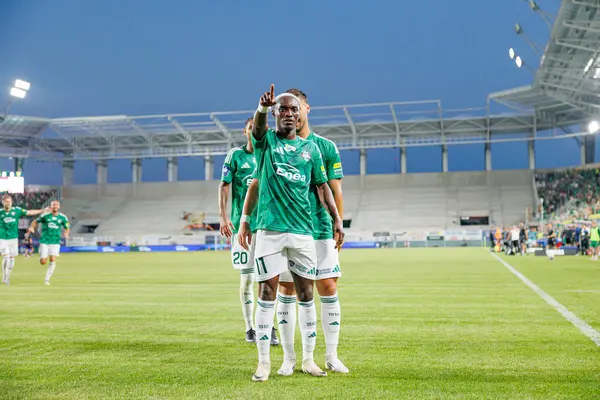 Capita Capemba, PKO BP Ekstraklasa maçında Radomiak Radom ve Pogon Szczecin (Maciej Rogowski) takımları arasında attığı golü kutlarken görülüyor.)