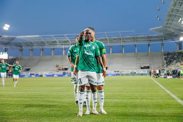 Capita Capemba, PKO BP Ekstraklasa maçında Radomiak Radom ve Pogon Szczecin (Maciej Rogowski) takımları arasında attığı golü kutlarken görülüyor.)