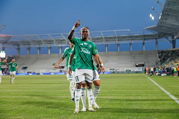 Capita Capemba, PKO BP Ekstraklasa maçında Radomiak Radom ve Pogon Szczecin (Maciej Rogowski) takımları arasında attığı golü kutlarken görülüyor.)