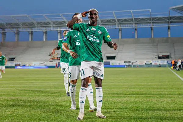 Capita Capemba, PKO BP Ekstraklasa maçında Radomiak Radom ve Pogon Szczecin (Maciej Rogowski) takımları arasında attığı golü kutlarken görülüyor.)