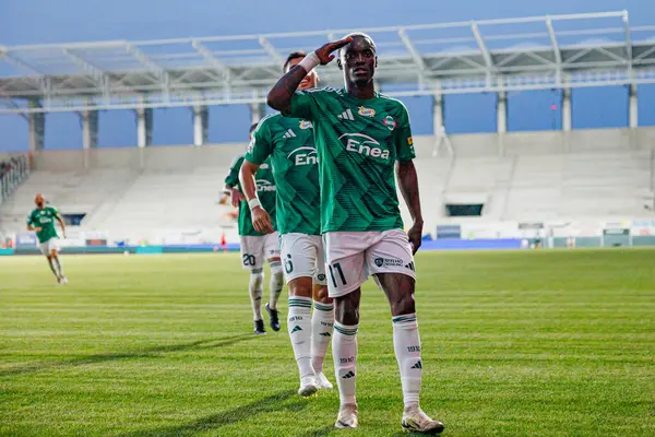 Capita Capemba, PKO BP Ekstraklasa maçında Radomiak Radom ve Pogon Szczecin (Maciej Rogowski) takımları arasında attığı golü kutlarken görülüyor.)