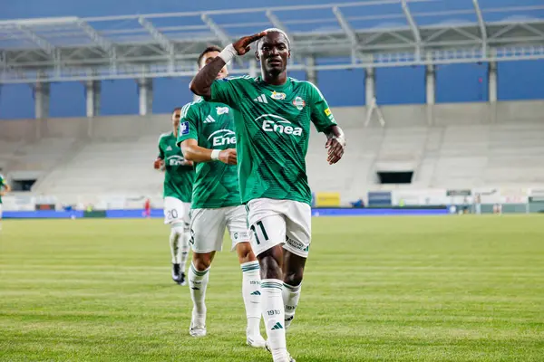 Capita Capemba, PKO BP Ekstraklasa maçında Radomiak Radom ve Pogon Szczecin (Maciej Rogowski) takımları arasında attığı golü kutlarken görülüyor.)