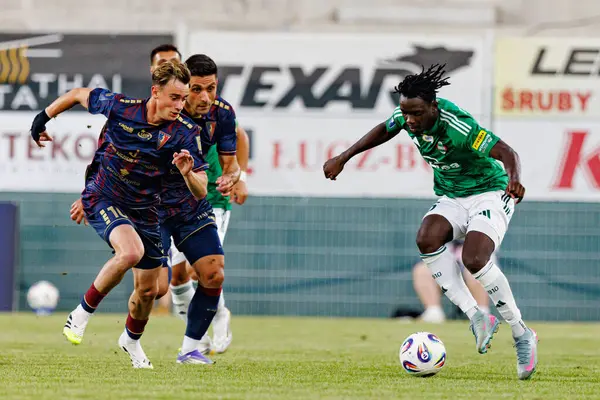 Adrian Przyborek ve Abdoul Tapsoba PKO BP Ekstraklasa maçı sırasında Radomiak Radom ve Pogon Szczecin (Maciej Rogowski)