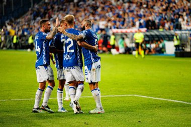 Lech 'in oyuncuları, UEFA Şampiyonlar Ligi karşılaşmasında Mikael Ishak' tan gol üstüne gol atarken görüldü. Lech Poznan ve Breidablik Kopavogur (Maciej Rogowski)