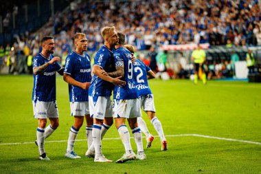 Lech 'in oyuncuları, UEFA Şampiyonlar Ligi karşılaşmasında Mikael Ishak' tan gol üstüne gol atarken görüldü. Lech Poznan ve Breidablik Kopavogur (Maciej Rogowski)
