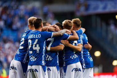 Lech 'in oyuncuları UEFA Şampiyonlar Ligi karşılaşmasında Antonio Miliç' ten gol üstüne gol atarken görüldü. Lech Poznan ve Breidablik Kopavogur (Maciej Rogowski)