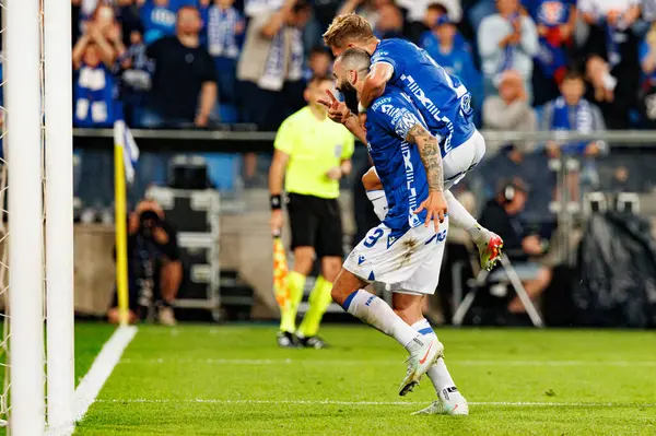 Mikael Ishak ve Joel Pereira UEFA Şampiyonlar Ligi maçında gol attıktan sonra kutlama yaparken görüldü. Lech Poznan ve Breidablik Kopavogur (Maciej Rogowski)