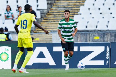 Goncalo Inacio, Trofeu de Cinco Violinos maçında Sporting CP ve Villarreal CF (Maciej Rogowski) takımları arasında görüldü.)