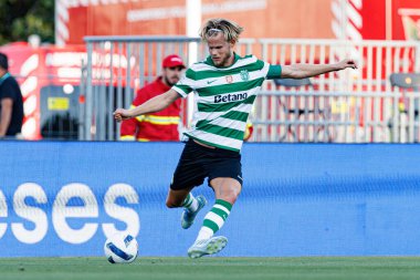 Morten Hjulmand Trofeu de Cinco Violinos maçında Sporting CP ve Villarreal CF (Maciej Rogowski) takımları arasında görüldü.)