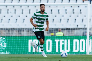 Goncalo Inacio, Trofeu de Cinco Violinos maçında Sporting CP ve Villarreal CF (Maciej Rogowski) takımları arasında görüldü.)