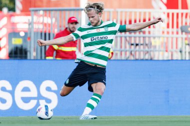Morten Hjulmand Trofeu de Cinco Violinos maçında Sporting CP ve Villarreal CF (Maciej Rogowski) takımları arasında görüldü.)