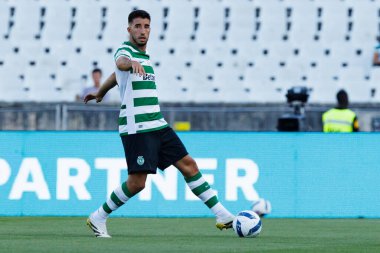 Goncalo Inacio, Trofeu de Cinco Violinos maçında Sporting CP ve Villarreal CF (Maciej Rogowski) takımları arasında görüldü.)