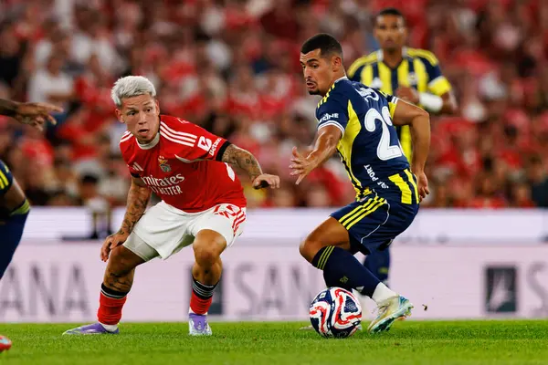 Gianluca Prestianni ve Levant Mercan, Eusebio Cup maçında SL Benfica ve Fenerbahçe SK (Maciej Rogowski) arasında görüldü.)