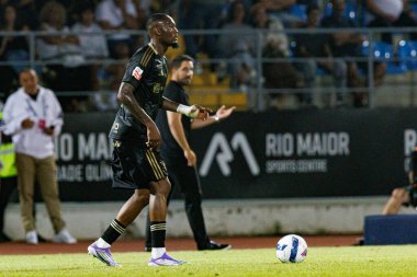 Duplexe Tchamba, Liga Portekiz maçı sırasında Estadio Belediyesi Rio Maior 'daki Casa Pia ve Sporting CP takımları arasında görüldü (Maciej Rogowski)