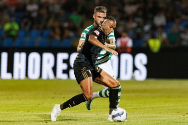 Cassiano ve Zeno Debast, Liga Portekiz maçı sırasında Estadio Belediyesi Rio Maior 'daki Casa Pia ve Sporting CP takımları arasında görüldü (Maciej Rogowski)