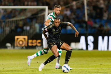 Cassiano ve Zeno Debast, Liga Portekiz maçı sırasında Estadio Belediyesi Rio Maior 'daki Casa Pia ve Sporting CP takımları arasında görüldü (Maciej Rogowski)