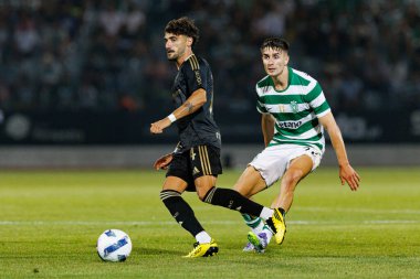 Miguel Sousa ve Morten Hjulmand, Liga Portekiz maçı sırasında Estadio Belediyesi Rio Maior 'daki Casa Pia ve Sporting CP takımları arasında görüldü (Maciej Rogowski)