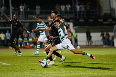Ricardo Mangas ve Andre Geraldes, Liga Portekiz maçı sırasında Estadio Belediyesi Rio Maior 'daki Casa Pia ve Sporting CP takımları arasında görüldü (Maciej Rogowski)