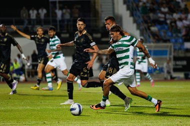 Ricardo Mangas ve Andre Geraldes, Liga Portekiz maçı sırasında Estadio Belediyesi Rio Maior 'daki Casa Pia ve Sporting CP takımları arasında görüldü (Maciej Rogowski)