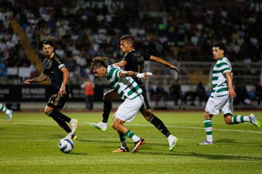Ricardo Mangas ve Andre Geraldes, Liga Portekiz maçı sırasında Estadio Belediyesi Rio Maior 'daki Casa Pia ve Sporting CP takımları arasında görüldü (Maciej Rogowski)