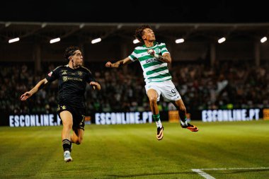 Gaizka Larrazabal ve Ricardo Mangas, Liga Portekiz maçı sırasında Estadio Municipal Rio Maior 'daki Casa Pia ve Sporting CP takımları arasında görüldü (Maciej Rogowski)