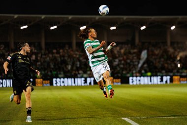 Gaizka Larrazabal ve Ricardo Mangas, Liga Portekiz maçı sırasında Estadio Municipal Rio Maior 'daki Casa Pia ve Sporting CP takımları arasında görüldü (Maciej Rogowski)