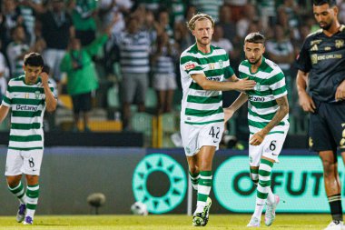  Morten Hjulmand ve Zeno Debast, Estadio Belediyesi Rio Maior 'daki Casa Pia ve Sporting CP takımları arasında oynanan Liga Portekiz maçında gol attıktan sonra kutlama yaparken görüldü (Maciej Rogowski)