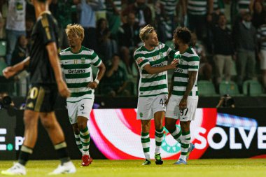  Morten Hjulmand ve Luis Suarez, Estadio Belediyesi Rio Maior 'da (Maciej Rogowski) oynayan Casa Pia ve Sporting CP takımları arasında oynanan Liga Portekiz maçında gol attıktan sonra kutlama yaparken görüldü.)