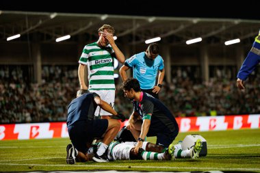 Morten Hjulmand, Ousmane Diomande ve sağlık ekibi Liga Portekiz maçı sırasında Estadio Belediyesi Rio Maior 'daki Casa Pia ve Sporting CP takımları arasında görüldü (Maciej Rogowski)