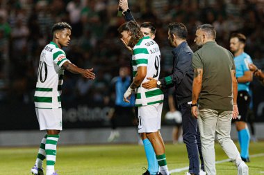 Cin Catamo ve Ricardo Mangas, Liga Portekiz maçı sırasında Estadio Belediyesi Rio Maior 'daki Casa Pia ve Sporting CP takımları arasında görüldü (Maciej Rogowski)