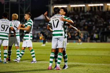 Francisco Trincao ve Pedro Goncalves, Estadio Belediyesi Rio Maior 'daki (Maciej Rogowski) Casa Pia ve Sportif CP takımları arasındaki Liga Portekiz maçında gol attıktan sonra kutlama yaparken görüldü.)