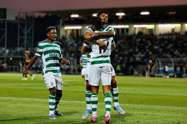 Francisco Trincao ve Luis Suarez, Estadio Belediyesi Rio Maior 'da (Maciej Rogowski) oynayan Casa Pia ve Sporting CP takımları arasında oynanan Liga Portekiz maçında gol attıktan sonra kutlama yaparken görüldü.)