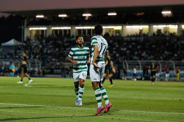 Francisco Trincao ve Luis Suarez, Estadio Belediyesi Rio Maior 'da (Maciej Rogowski) oynayan Casa Pia ve Sporting CP takımları arasında oynanan Liga Portekiz maçında gol attıktan sonra kutlama yaparken görüldü.)