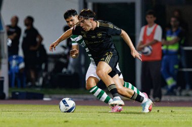 Gaizka Larrazabal ve Maximiliano Araujo, Liga Portekiz maçı sırasında Estadio Belediyesi Rio Maior 'daki Casa Pia ve Sporting CP takımları arasında görüldü (Maciej Rogowski)