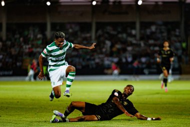 Cin Catamo ve Duplexe Tchamba, Liga Portekiz maçı sırasında Estadio Municipal Rio Maior 'daki Casa Pia ve Sporting CP takımları arasında görüldü (Maciej Rogowski)