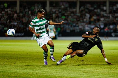 Cin Catamo ve Duplexe Tchamba, Liga Portekiz maçı sırasında Estadio Municipal Rio Maior 'daki Casa Pia ve Sporting CP takımları arasında görüldü (Maciej Rogowski)