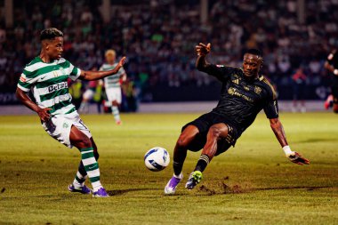 Cin Catamo ve Duplexe Tchamba, Liga Portekiz maçı sırasında Estadio Municipal Rio Maior 'daki Casa Pia ve Sporting CP takımları arasında görüldü (Maciej Rogowski)