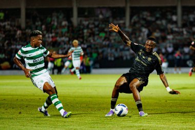 Cin Catamo ve Duplexe Tchamba, Liga Portekiz maçı sırasında Estadio Municipal Rio Maior 'daki Casa Pia ve Sporting CP takımları arasında görüldü (Maciej Rogowski)