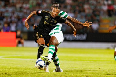 Cassiano ve Ousmane Diomande, Liga Portekiz maçı sırasında Estadio Municipal Rio Maior 'daki Casa Pia ve Sporting CP takımları arasında görüldü (Maciej Rogowski)