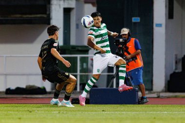 Gaizka Larrazabal ve Maximiliano Araujo, Liga Portekiz maçı sırasında Estadio Belediyesi Rio Maior 'daki Casa Pia ve Sporting CP takımları arasında görüldü (Maciej Rogowski)