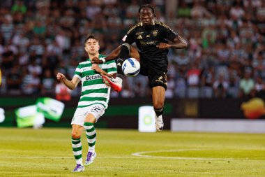 Ivan Fresneda ve Kelian Nsona, Liga Portekiz maçı sırasında Estadio Belediyesi Rio Maior 'daki Casa Pia ve Sporting CP takımları arasında görüldü (Maciej Rogowski)