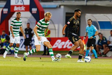 Morten Hjulmand ve Yassin Oukili, Liga Portekiz maçı sırasında Estadio Municipal Rio Maior 'daki Casa Pia ve Sporting CP takımları arasında görüldü (Maciej Rogowski)