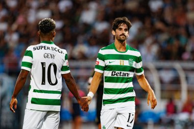 Cin Catamo ve Francisco Trincao, Liga Portekiz maçı sırasında Estadio Municipal Rio Maior 'daki Casa Pia ve Sporting CP takımları arasında görüldü (Maciej Rogowski)