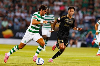 Francisco Trincao ve Rafael Brito, Liga Portekiz maçı sırasında Estadio Municipal Rio Maior 'daki Casa Pia ve Sporting CP takımları arasında görüldü (Maciej Rogowski)