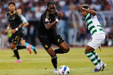 Kelian Nsona ve Geny Catamo, Liga Portekiz maçı sırasında Estadio Belediyesi Rio Maior 'daki Casa Pia ve Sporting CP takımları arasında görüldü (Maciej Rogowski)